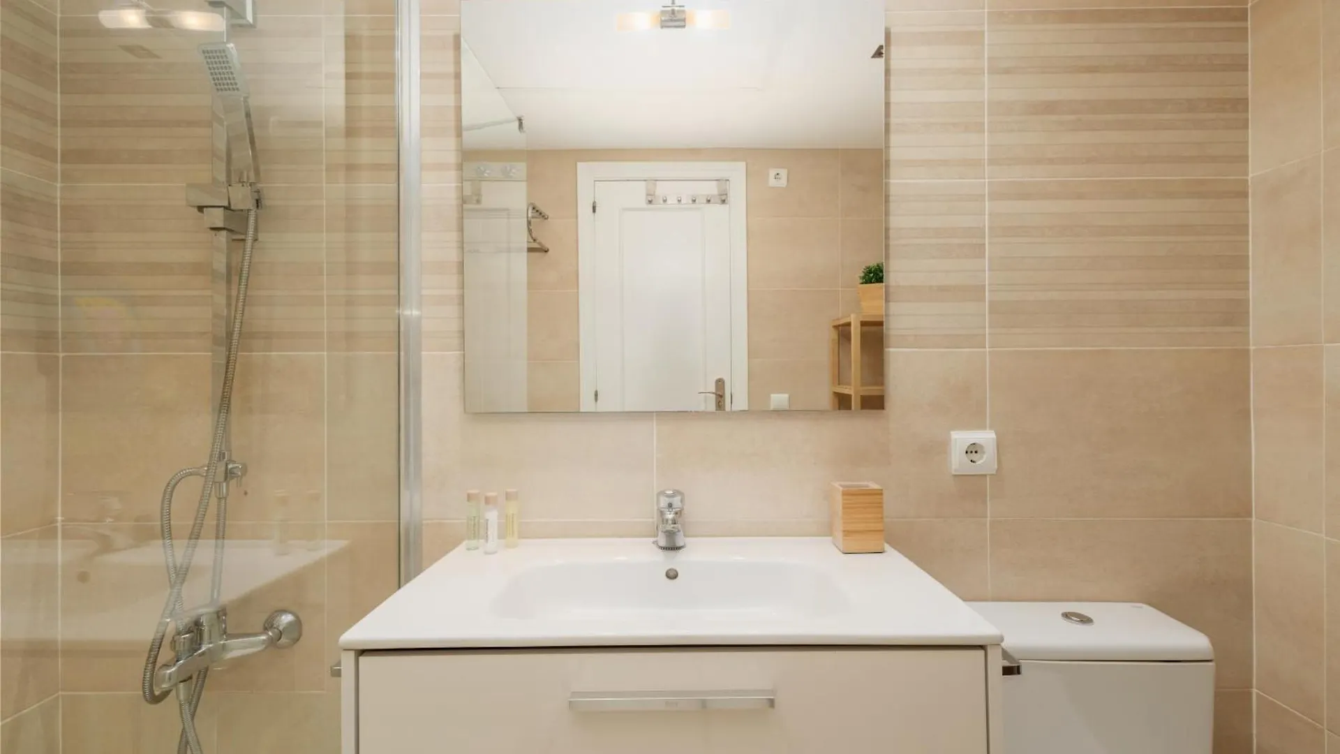 Beautiful Beachside Duplex Apartment With Amazing Sea Views ماربيا إسبانيا