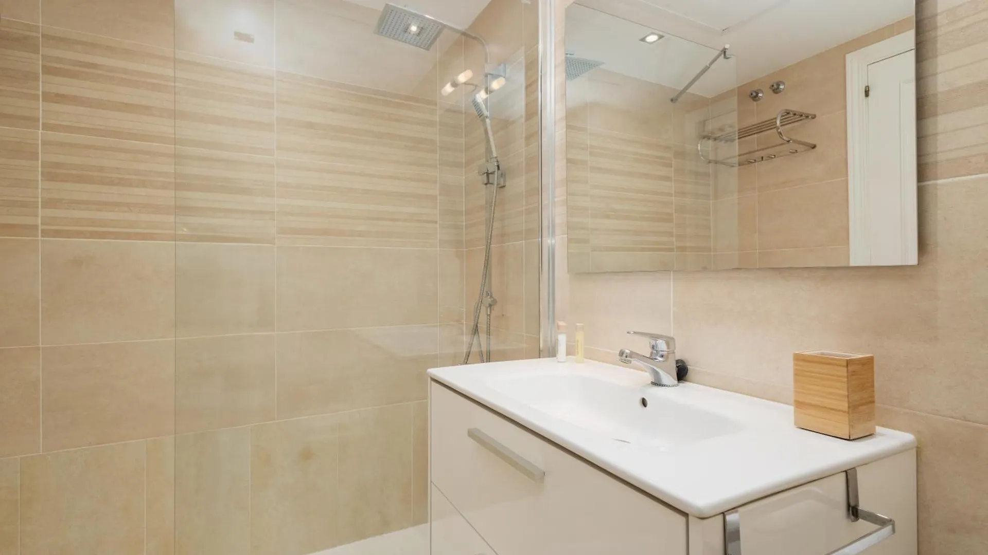 Beautiful Beachside Duplex Apartment With Amazing Sea Views ماربيا 0*,